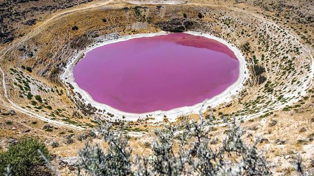 Konya'da Pembe rengiyle bilinen Meyil Obruk Gölü tamamen kurudu