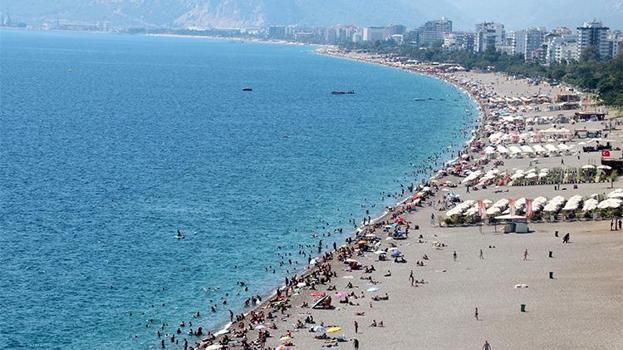 Antalya'da yaz devam ediyor! Plajlar doldu taştı