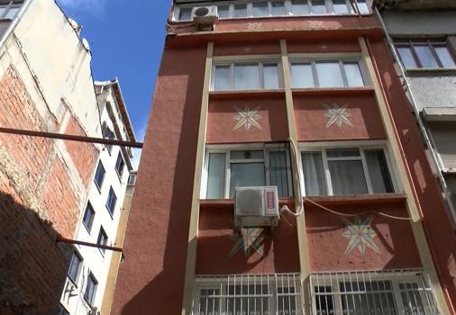 Fatih'te temel kazısı sırasında 4 katlı apartmanın duvarı yıkıldı