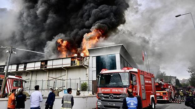 Sancaktepe'de bir iş yerinde çıkan yangına müdahale ediliyor