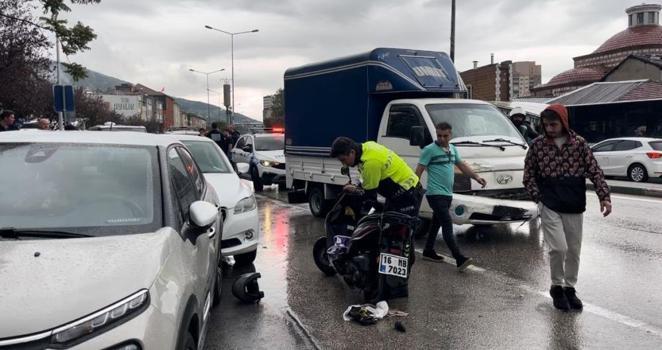 Bursa'da trajikomik olay: Kuryeye çarpmamak için manevra yaptı, önce 4 araca, sonra kuryeye çarptı