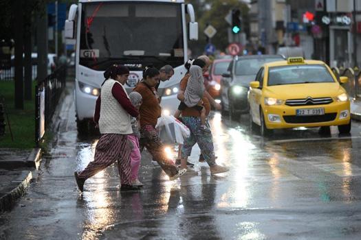 Aşırı sıcaklar yerini soğuk havaya bırakıyor: Sağanak yağışlar yurda giriş yaptı Meteoroloji illeri tek tek açıkladı