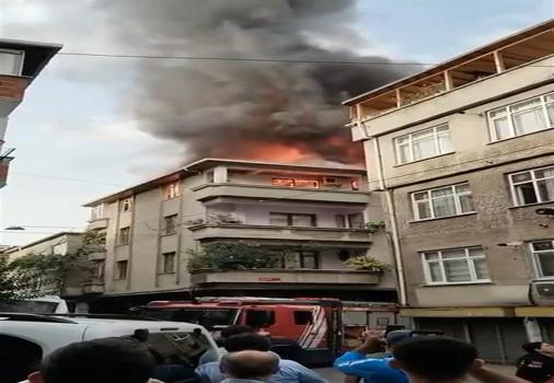 Esenler'de bir binanın çatısında çıkan yangın büyük hasara sebep oldu