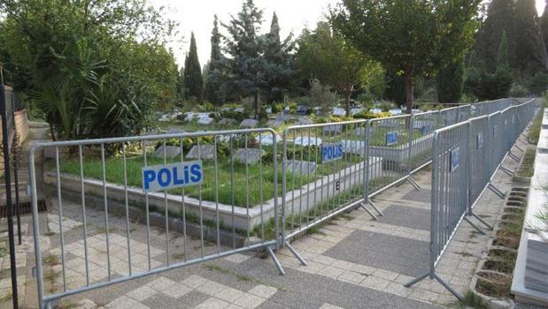 Cem Garipoğlu'nun mezarının etrafında polisten bariyerli önlem