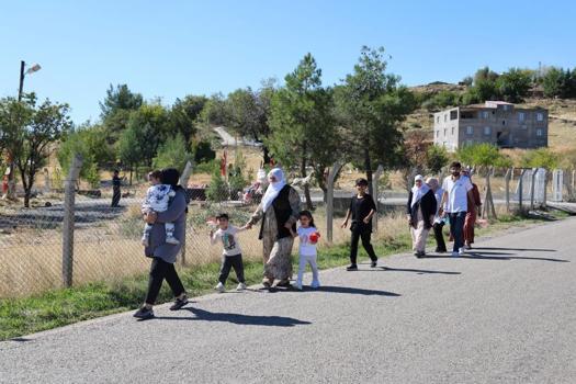 Narin'in mezarına ziyaretler devam ediyor: Mezarı ziyaret eden yaşlı kadın gözyaşı döktü