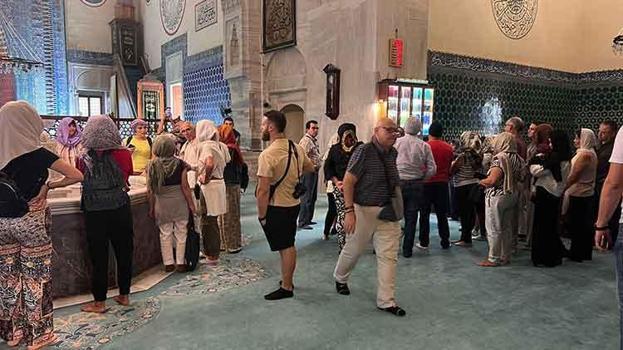 Camiye girerken etek giyen erkek turistler sosyal medyayı salladı: Bursa’da tarihi Yeşil Cami'de etek şaşkınlığı