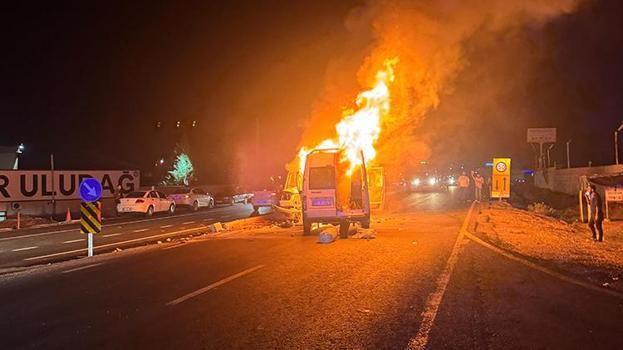 Diyarbakır'da korkunç kaza! Kamyonet ile minibüs alev aldı: 11 yaralı