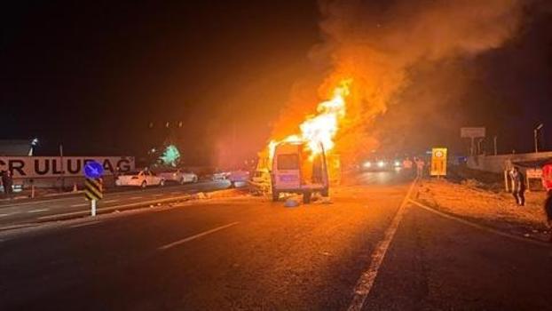 Diyarbakır'da kafa kafaya çarpışan kamyonet ile minibüs alev aldı: 11 yaralı