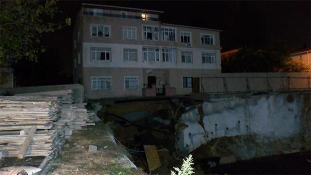 Üsküdar'da istinat duvarı çöktü! Bina boşaltıldı