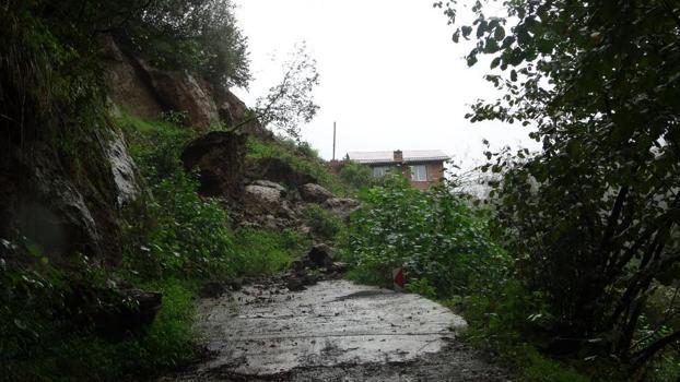 Of'ta komşusu istinat duvarına izin vermeyince heyelan yolu kapattı