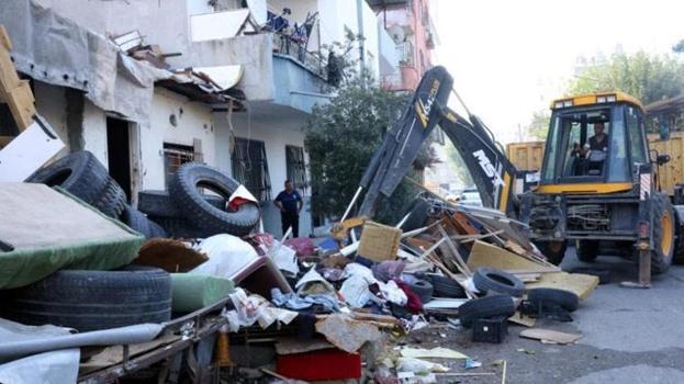 Mersin'de çöp evden tonlarca atık çıktı! Ekipler toplandı