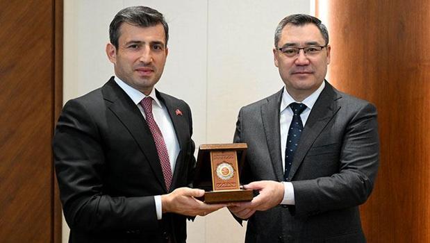 Selçuk Bayraktar'a Kırgızistan'dan devlet nişanı