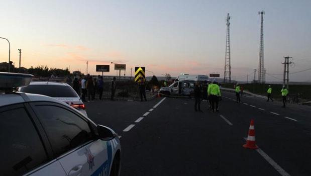 Kayseri'de durakta bekleyenleri alan araca kamyon çarptı: 1 öğretmen öldü, 5 yaralı