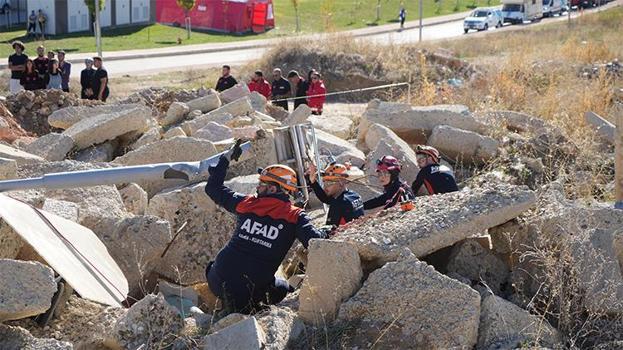 Bayburt'ta yapılan 5.8'lik deprem tatbikatı gerçeği aratmadı! 37 saniye sonra mucize kurtuluş