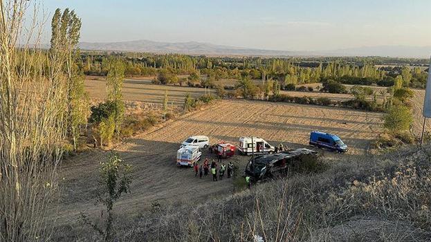 Afyonkarahisar'da şarampole devrilen yolcu otobüsünde 21 kişi yaralandı