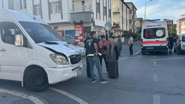 Kayseri'de otomobil ile minibüs çarpıştı: 7'si öğrenci 8 yaralı