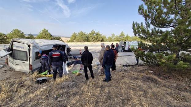 Karaman'da feci kaza: Tarım işçilerini taşıyan minibüs devrildi! Ölü ve yaralılar var