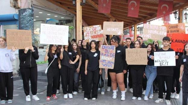 Antalya Serik’te öğrencilerden farkındalık yürüyüşü