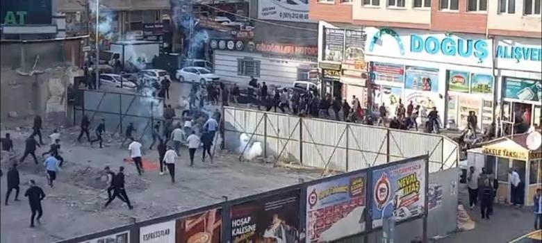 Van meydan muharebesi! Taşlı ve sopalı kavgayı polis güçlükle yatıştırdı