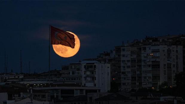 Ekim dolunayı 'Avcı ay' Türkiye ve dünyada nefes kesen görüntülere neden oldu