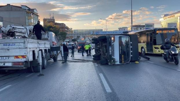 İş makinesi taşıyan kamyonet devrildi, trafik durma noktasına geldi