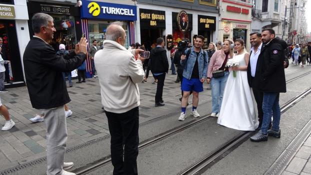 Taksim'de çekim yapan gelin ve damada büyük ilgi