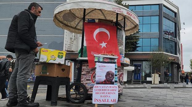 Düzce'de seyyar tezgahına ‘Vatan haini geberdi’ yazısı asıp tatlı dağıttı