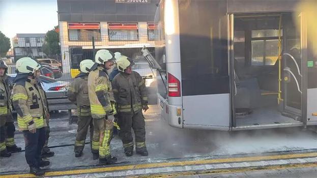 Avcılar'da metrobüs yangını paniğe yol açtı