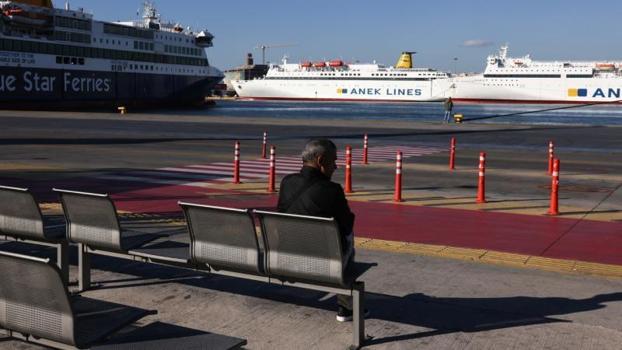 Yunanistan'da deniz yolu ulaşımındaki grev 48 saat uzatıldı