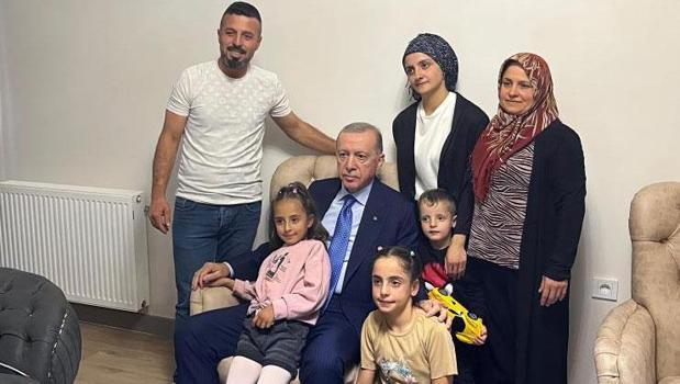 Cumhurbaşkanı Erdoğan, Hatay'da yeni yuvasına kavuşan aileyi evinde ziyaret etti