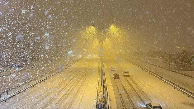 Ve beklenen kar yağışı başladı! Lapa lapa yağacak, İstanbul dahil çok sayıda il için yeni uyarı geldi