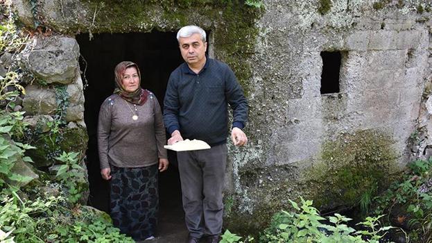 Ordu'da dede mirası değirmende eşiyle geleneksel yöntemlerle un öğütüyor