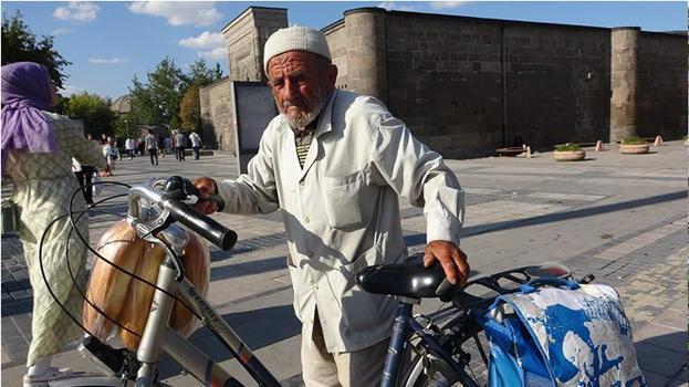 Kayseri'de bu dede emekliliğe karşı!