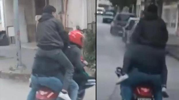 Bu da oldu! Motosiklete sığmak için sürücünün omzuna çıktı, ölüme adeta meydan okudular