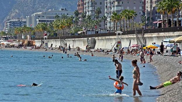 Antalya'dan 'kıskandıran' görüntüler! Termometreler 32 dereceyi gösterdi, tatilciler sahile koştu