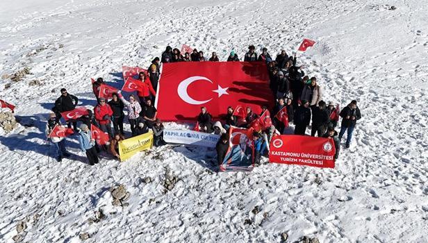 Cumhuriyet'in 101. yılını Ilgaz Dağı'nın zirvesinde İstiklal Marşı okuyarak kutladılar