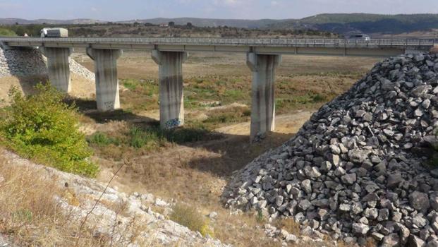 Türkiye'de su krizi alarmı! Kuraklık nedeniyle çekilen sular eski yerleşim yerlerini ortaya çıkardı