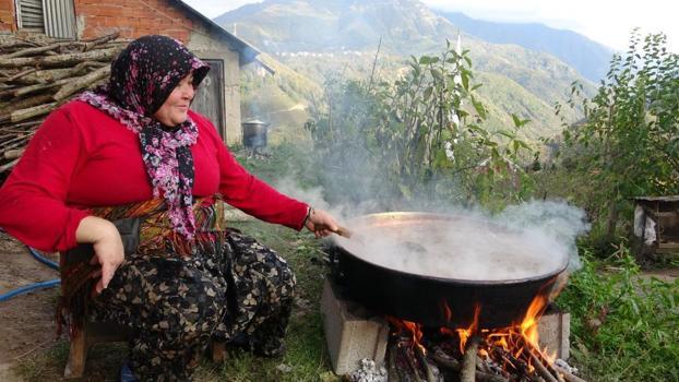 Saatlerce odun ateşinde pişiyor: Giresunlu kadınlar bahçelerindeki elmaları pekmez yaparak kendilerine ekonomik gelir sağlıyor