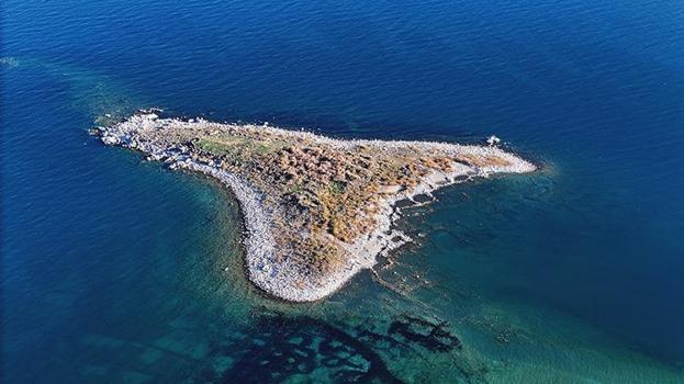 Van Gölü çekildikçe su altındaki tarih gün yüzüne çıkıyor! 'Çıplak gözle de görülebiliyor'