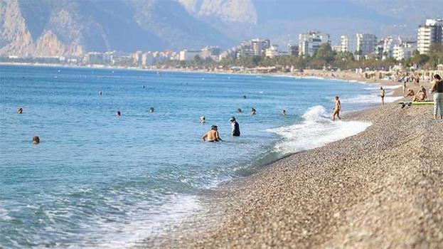 Antalya Kasım'da da deniz sezonu kapanmadı! Tatilciler güzel havanın tadını çıkardı