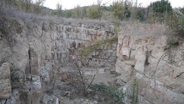 Hatay'da tarlayı ikiye ayıran devasa yarığı görenler ürperiyor