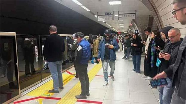 Üsküdar - Samandıra metro hattında arıza! Duraklarda yoğunluk yaşandı