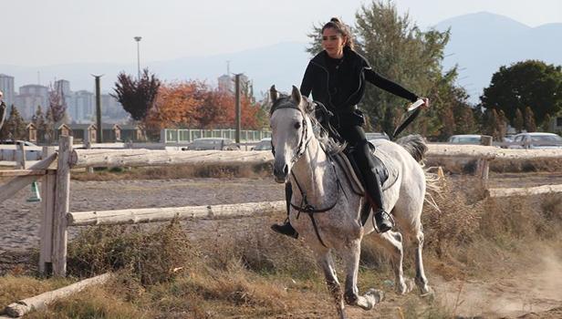 Kayseri'de kadın okçular erkeklere meydan okuyor