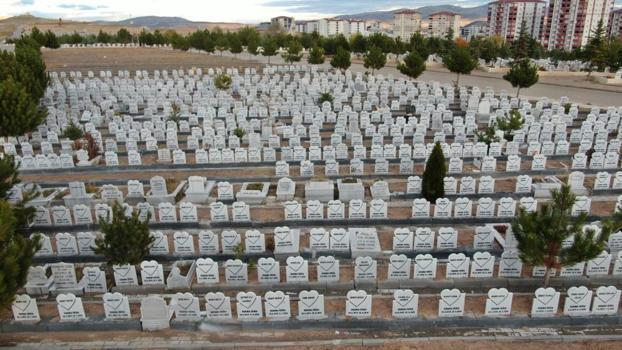 Sivas'ta kimsesiz bebek mezarlığı mezar taşlarıyla dikkat çekiyor