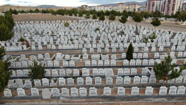 Bu mezarlık çok farklı: Tüm mezar taşları kalp şeklinde yapıldı