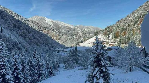 Rize'nin meşhur Ayder Yaylası'na kar yağdı: Kartpostallık manzaralar ortaya çıktı