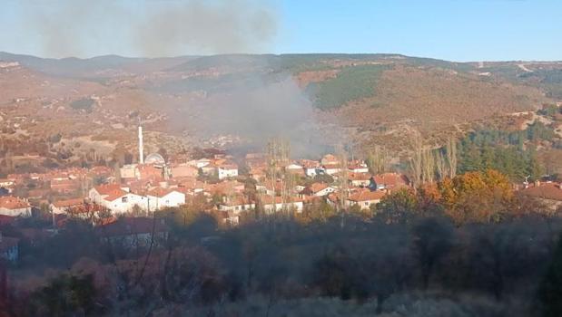 Köyde çöplük yangını dehşeti; 10'dan fazla ev yandı, helikopterle müdahale ediliyor