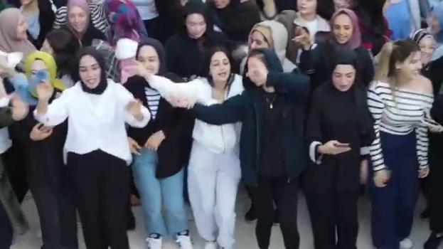 Kız ve erkek öğrencilerin farklı tepkileri sosyal medyada viral oldu