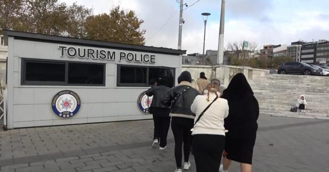 Taksim'de Türk bayrağı dağıtarak para isteyen kadınlara ceza verildi