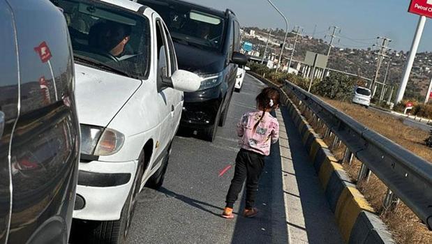 Büyük tehlike! Karayolunda dilendirilen çocukları adeta ölümle dans ettiriyorlar